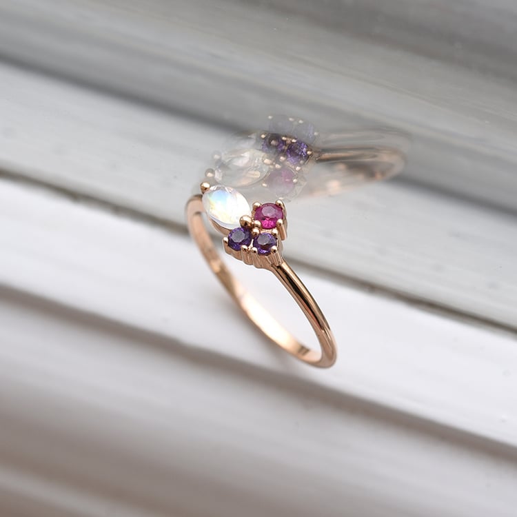 Prsteň s mesačným kameňom, rubínom a ametystmi zo zlata 84350